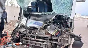 İşçi servisi tıra arkadan çarptı: Çok sayıda yaralı var