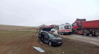 Tırın dorsesi hafif ticari aracın üzerine devrildi: 2 yaralı