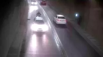 Tünelde bir anda duran otomobile motosiklet çarptı: Kaza anı kamerada