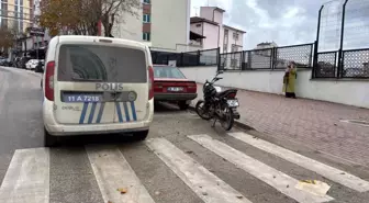 Yayaya yol verirken, arkadan motosiklet çarptı