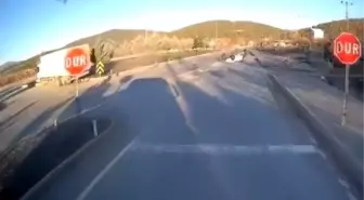 Burdur'da otomobil ile kamyon çarpıştı: Kaza anı kamerada