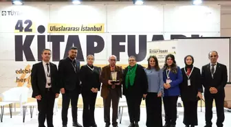 Çocuk edebiyatı yazarı Yalvaç Ural, kitap fuarında okurlarıyla buluştu