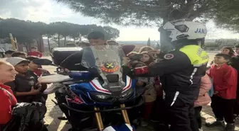 Ezine'de jandarmadan öğrenci ve öğretmenlere trafik bilgilendirmesi