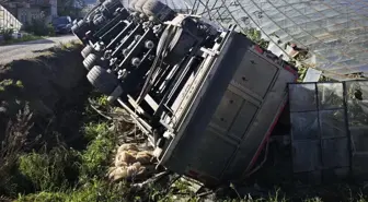 Gazipaşa'da devrilen kamyonun sürücüsü yaralandı