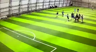 Halı sahadaki tekme tokatlı kavga kameraya yansıdı