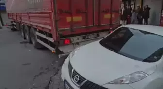 Kağıthane'de manevra yapan tır 3 otomobile çarpıp caddeyi birbirine kattı