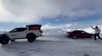 Karda mahsur kalan sürücünün yardımına yetişti