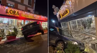 Kontrolden çıkan otomobil kafeteryaya girdi