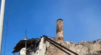 Manisa'da evi yanan kadına ulaşılamıyor