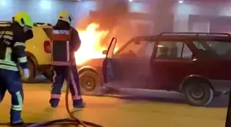 Mersin'de park halindeki araç yandı