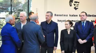 CHP Genel Başkanı Özgür Özel, Şehzadeler Belediye Başkanı Gülşah Durbay'ın ailesine taziye ziyaretinde bulundu