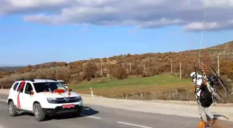 Paramotorla inip gelin arabasının önünü kestiler