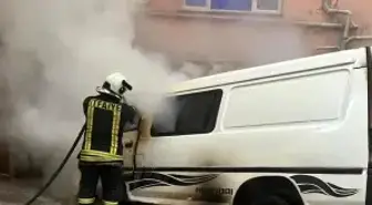 Park halindeki minibüs çıkan yangında kullanılamaz hale geldi