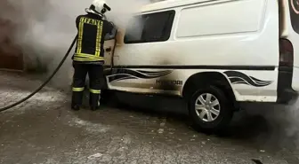 Park halindeki minibüs çıkan yangında kullanılamaz hale geldi