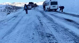 Pervari'de yolcu minibüsü yan yattı