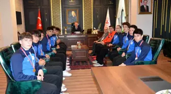 Şampiyon voleybolculardan Kaymakam Odabaş'a ziyaret