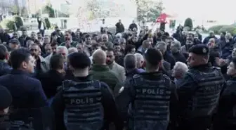 Sarıyer'de günü değiştirilen semt pazarının esnafı belediye binasının önünde eylem yaptı