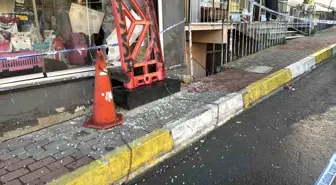 Sarıyer'de üst katı kayıp gecekonduya yaslanan bina havadan görüntülendi