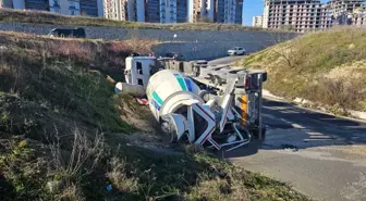 Virajı alamayan beton mikseri yan yattı, beton yola döküldü