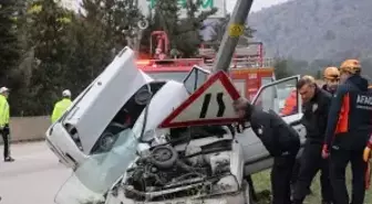 Araç direğe ok gibi saplandı! Genç avukat duruşma yolunda feci şekilde can verdi