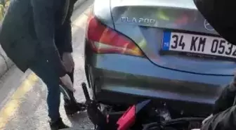 Aracın altında sıkışan motosiklet böyle çıkarıldı