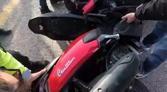 Aracın altında sıkışan motosiklet böyle çıkarıldı