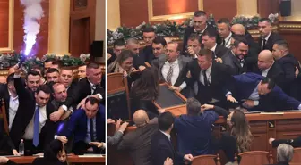 Arnavutluk Meclisi'nde görülmemiş kaos! Meşale yakıp birbirlerine girdiler