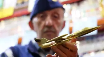 Çocukluk hayali pilotluktu, 60 yıldır 300'e yakın uçak maketi topladı