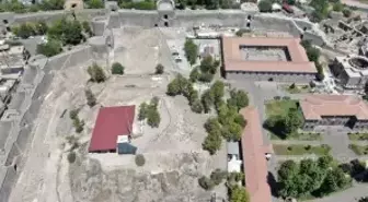 Diyarbakır'da İçkale surlarının 100 yıldır toprak altında olan kısmı gün yüzüne çıkarıldı