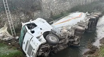 Düzce'de dereye devrilen çimento yüklü silobasın sürücüsü yaralandı