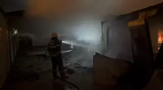 Hatay'da 6 konteyner yandı