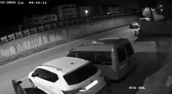 İterek çaldıkları otomobile 'kontak' ararken yakalandılar