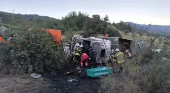 Kaza yaptıktan sonra alevlere teslim olan tırdaki 2 kişi öldü, taşınan anguslar otobana yayıldı