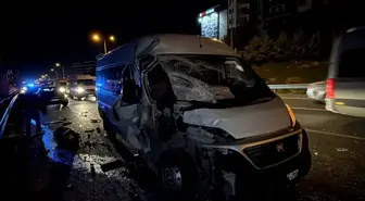 Kocaeli'de iki işçi servisinin çarpıştığı kazada 3 kişi yaralandı