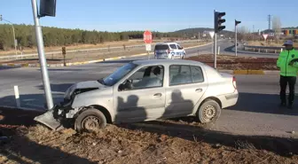 Konya'da trafik ışığı direğine çarpan otomobildeki 2 kişi yaralandı