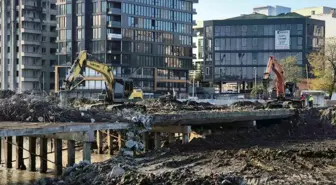 Korozyona uğrayan köprü yıkılıyor