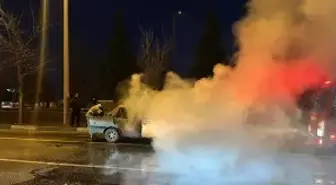 Kütahya'da seyir halindeki otomobil yandı