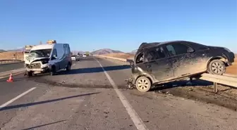 Malatya'da minibüs ile otomobil çarpıştı: 1'i ağır 3 yaralı
