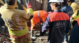 Manisa'da evi yanan kadının enkazda cansız bedenine ulaşıldı