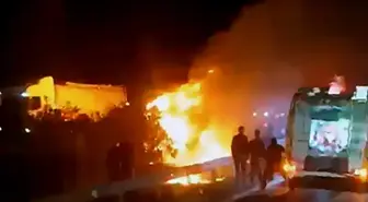 Otoyolda devrilip yanan TIR'daki 2 kişi öldü; alevlerden kaçan anguslar kamerada