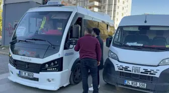 PTT kargo aracı ile dolmuş şoförünün trafik tartışması darpla bitti