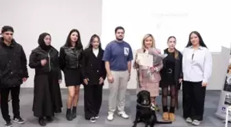 Rehber köpek Kara, üniversite öğrencileriyle bir araya geldi