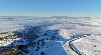 Samsun'da kar altındaki Dürtmen Dağı'nda oluşan sis dronla görüntülendi