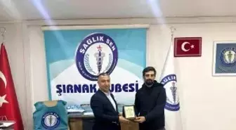 Tayini çıkan Sağlık-Sen temsilcisi plaketle uğurlandı