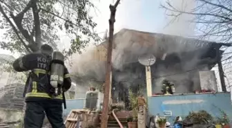 Tek katlı evde çıkan yangında yaralandı