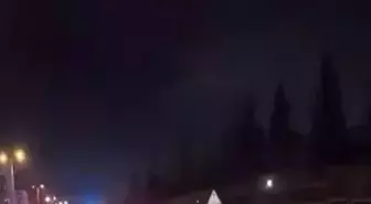 Trafikte kalan ambulansa yolu motokurye açtı; o anlar kamerada