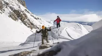 Tunceli'de karlı dağlara yapılan tırmanışlar kış turizmine canlılık katıyor