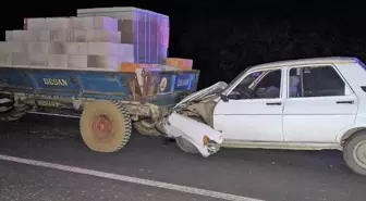 Uşak'ta traktörün römorkuna çarpan otomobildeki 3 kişi yaralandı