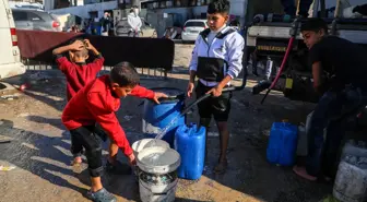 Albüm: Gazzeli Çocuklar, Günlük İçme Suyu İhtiyaçlarını Karşılamak İçin Yoğun Çaba Sarf Ediyor
