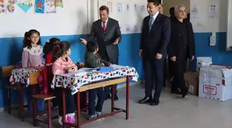 AYSAD üyeleri Hatay'daki depremzede çocuklara ayakkabı dağıttı